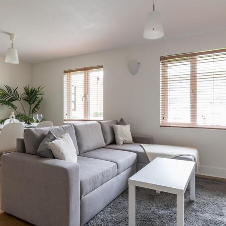 Bright 2Br Apartment - 2 Free Parking Spaces - Near Lgw Airport クローリー エクステリア 写真